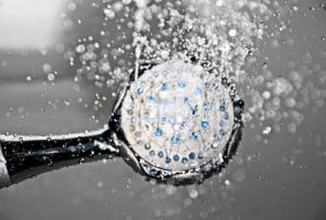 Keine Mietminderung bei Schimmelbildung in der Dusche - 
Die Bildung von Schimmelpilz an den Fugen im Duschbereich berechtigt nicht zur Minderung des Mietzinses, da sie durch Trockenwischen nach der Benutzung vermieden werden kann.